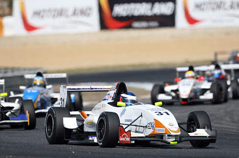 Johan Jokinen i race på Estoril.